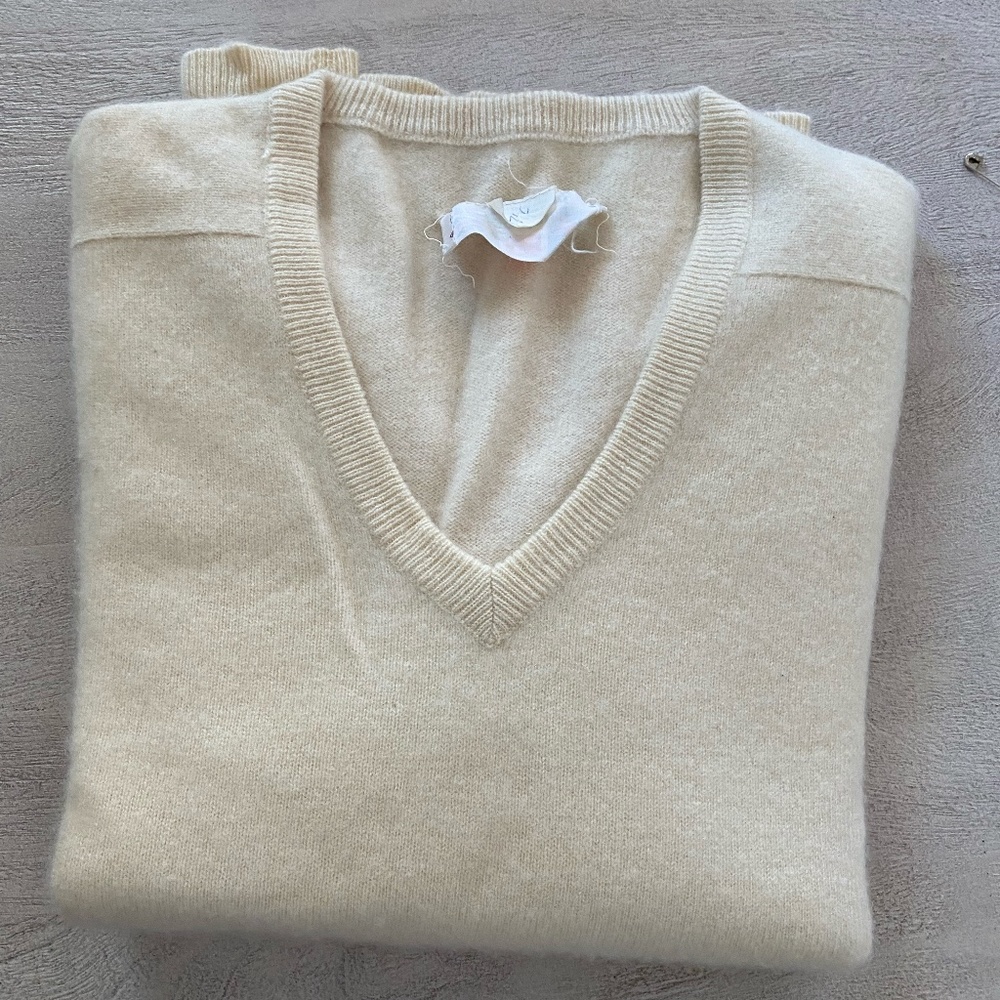 Scotland cream color cashmere v neck sweater